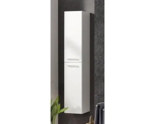 Hoher, wandhängender Badezimmerschrank in Weiß Hochglanz mit zwei Türen und silbernen Griffen.