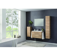 Modernes Badezimmermöbel-Set in Holzoptik mit Waschbeckenunterschrank, Waschbecken, Spiegel und Hochschränken in einem hellen Badezimmer.