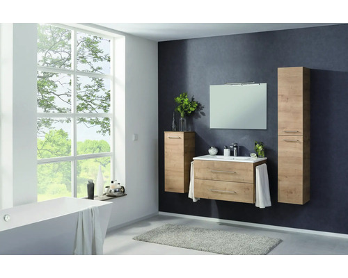 Modernes Badezimmermöbel-Set in Holzoptik mit Waschbeckenunterschrank, Waschbecken, Spiegel und Hochschränken in einem hellen Badezimmer.