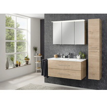 Modernes Badmöbel-Set in Holzoptik mit Waschtischunterschrank, Spiegelschrank und Hochschrank vor dunkler Wand.