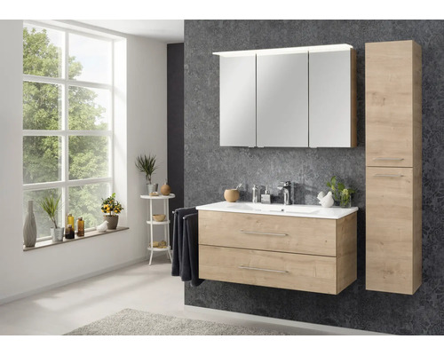 Modernes Badmöbel-Set in Holzoptik mit Waschtischunterschrank, Spiegelschrank und Hochschrank vor dunkler Wand.