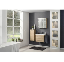 Modernes Badmöbel-Set in Eichenoptik bestehend aus Waschtisch, Spiegelschrank und Hochschrank in einem hellen Badezimmer mit Badewanne und Fenster.