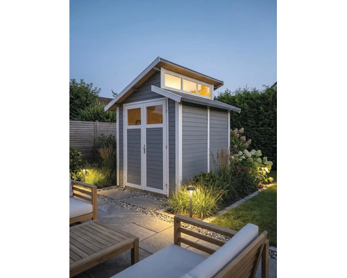 Modernes Gartenhaus aus Holz in Grau mit weißer Umrandung, Doppelflügeltür mit Fensterausschnitten und Oberlichtern in einem beleuchteten Garten.
