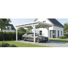 Weißes Holz-Carport mit Flachdach vor einem modernen weißen Haus mit geparktem Auto auf einer gepflasterten Auffahrt.