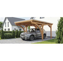 Einzelcarport aus Holz mit Flachdach und gebogenen Stützen, mit einem Auto auf einer gepflasterten Einfahrt vor einem Haus.