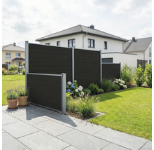 Moderner Sichtschutzzaun aus dunklen WPC-Paneelen mit Aluminiumpfosten in einem gepflegten Garten mit Terrasse und Rasenfläche.