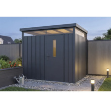Modernes Gerätehaus aus Metall in Anthrazit mit Flachdach und Lichtband in einem beleuchteten Garten.