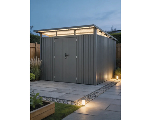 Modernes Gartenhaus aus Metall mit Pultdach, Oberlichtfenstern und Doppeltür auf gepflasterter Fläche in einer hell beleuchteten Gartenanlage.