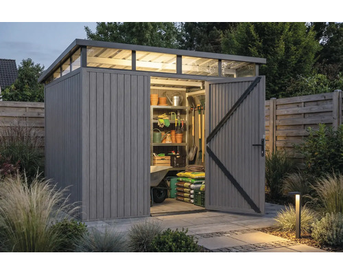 Modernes Gerätehaus aus Kunststoff in Holzoptik mit Pultdach, Oberlicht und offener Tür, organisiert mit Gartenwerkzeugen und Regalen.