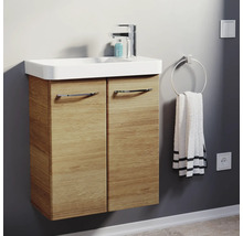 Moderner Waschbeckenunterschrank in Holzoptik mit weißem Waschbecken und verchromter Armatur in einem hellen Badezimmer.