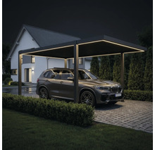 Modernes Aluminium-Carport mit integrierter LED-Beleuchtung über einem geparkten Auto auf einer gepflasterten Einfahrt bei Nacht.