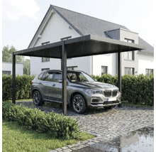 Freistehender Aluminium-Carport mit Lamellendach, unter dem ein SUV bei Regen auf einer gepflasterten Einfahrt vor einem Haus parkt.