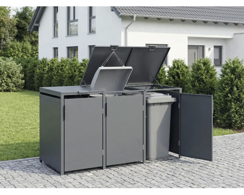 Dreifache Mülltonnenbox aus Metall im Außenbereich mit geöffneten Deckeln und einer Fronttür, die eine Mülltonne im Inneren zeigt.