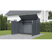 Geöffnete Gerätebox aus Metall für Mülltonnen oder Fahrräder auf einer gepflasterten Fläche im Garten vor einem Wohnhaus.
