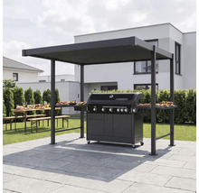 Gasgrill unter einem Metallpavillon auf einer gepflasterten Terrasse im Garten mit modernen Häusern im Hintergrund.