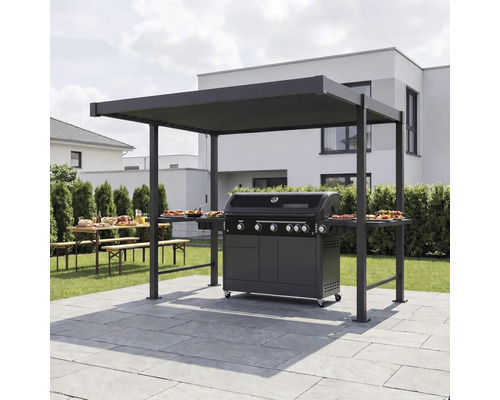 Gasgrill unter einem Metallpavillon auf einer gepflasterten Terrasse im Garten mit modernen Häusern im Hintergrund.