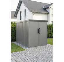 Moderner Metall-Geräteschrank mit Doppeltür und Flachdach, auf gepflastertem Untergrund im Garten.
