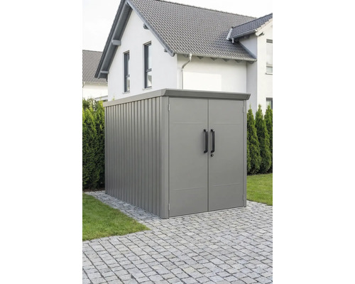 Moderner Metall-Geräteschrank mit Doppeltür und Flachdach, auf gepflastertem Untergrund im Garten.