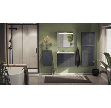Modernes Badezimmer mit dunkelgrauen Badmöbeln, begehbarer Dusche mit schwarzem Rahmen, weißer Badewanne und grüner Wandgestaltung.