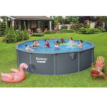 Bestway Hydrium Stahlwandpool im Garten mit badenden Personen und aufblasbarem Flamingo auf der Rasenfläche.