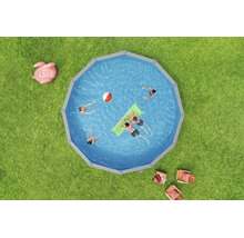 Zwölfeckiger Aufstellpool im Garten mit schwimmenden Personen, Luftmatratze und Wasserball auf einer Rasenfläche mit Gartenmöbeln.