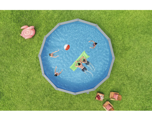 Zwölfeckiger Aufstellpool im Garten mit schwimmenden Personen, Luftmatratze und Wasserball auf einer Rasenfläche mit Gartenmöbeln.