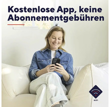 Frau auf einem Sofa nutzt eine kostenlose Smartphone App ohne Abonnementgebühren über eine WLAN Verbindung.