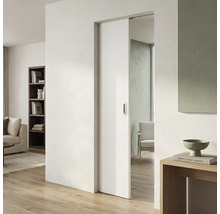 Moderne weiße Schiebetür mit ovaler Griffmuschel in einem hellen, minimalistischen Raum mit Holzfußboden.
