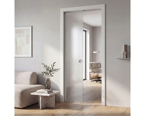 Modernes Interieur mit Glasschiebetür im weißen Rahmen, helles Wohnzimmer mit minimalistischen Möbeln und Holzfußboden.