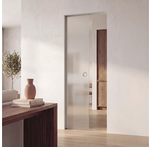 Moderne Glasschiebetür in einem hellen Wohnraum, minimalistisches Design aus satiniertem Glas mit rundem Griff, Holzboden und weiße Wände.