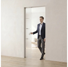 Moderne Glasschiebetür mit matten horizontalen Streifen und rundem Griff in einem hellen Raum mit Holzboden.