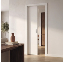 Weiße Schiebetür in einem hellen, modernen Wohnraum mit Holzboden, minimalistischer Einrichtung und Durchgang zu einem weiteren Zimmer.