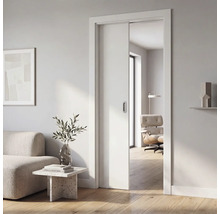 Weiße Schiebetür in einem hellen, modernen Wohnzimmer mit hellem Holzboden und minimalistischer Einrichtung.