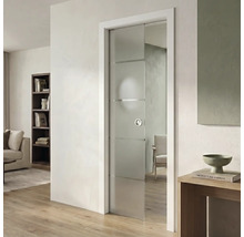 Moderne Schiebetür aus satiniertem Glas mit horizontalen Streifen in einem hellen Wohnzimmer mit Holzboden.