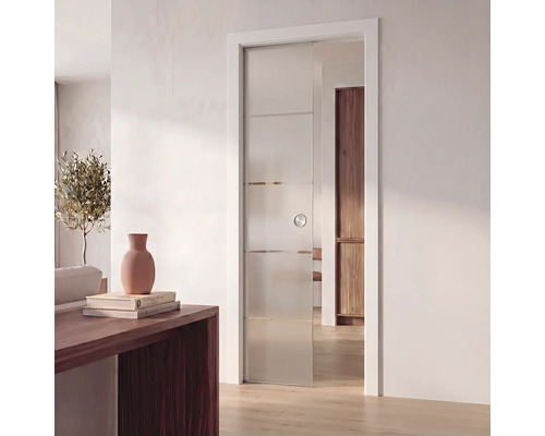 Moderne Glasschiebetür mit horizontalen Streifen und runder Griffmuschel in weißer Zarge, in einem hellen und modernen Wohnraum.