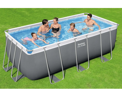 Rechteckiger Bestway Steel Pro Max Aufstellpool mit Stahlrahmen und grauer Poolfolie auf einem Rasen mit einer badenden Familie.