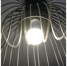 Moderne Draht-Pendelleuchte mit eingeschalteter runder Glühbirne und gebogenen Metallstäben.
