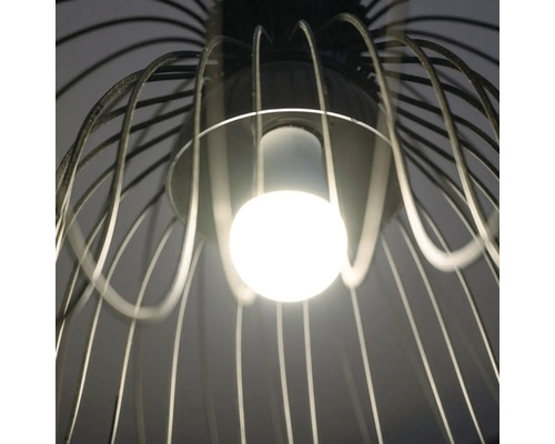 Moderne Draht-Pendelleuchte mit eingeschalteter runder Glühbirne und gebogenen Metallstäben.
