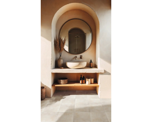 Badezimmer mit Rundspiegel, Bogennische, Aufsatzwaschbecken aus Stein und Holzregal. Heller mediterraner Stil mit natürlichen Materialien.