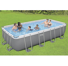 Bestway Steel Pro Max rechteckiger Aufstellpool mit grauem Rahmen auf einem Rasen, in dem Erwachsene und Kinder baden.