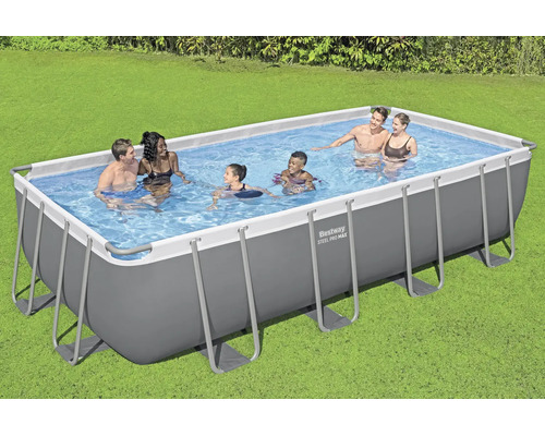 Bestway Steel Pro Max rechteckiger Aufstellpool mit grauem Rahmen auf einem Rasen, in dem Erwachsene und Kinder baden.