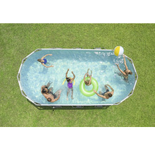 Ovaler Aufstellpool mit Metallrahmen im Garten, mehrere Personen schwimmen und spielen mit Wasserball und Schwimmring im Wasser.