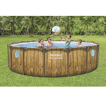 Bestway Steel Pro MAX runder Rahmenpool in Holzoptik mit Sichtfenstern. Familie spielt mit Wasserball im Pool in einem Garten mit Palmen.