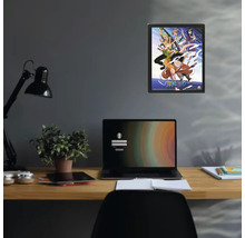 Gerahmtes One Piece Poster an einer Wand über einem Schreibtisch mit Laptop und Zimmerpflanze.