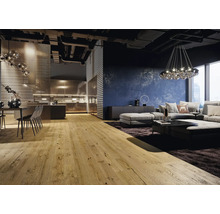Modernes Wohnzimmer und Küche mit Holzfußboden in Eichenoptik, strukturierter blauer Wand, Industrie-Decke und offenem Design.