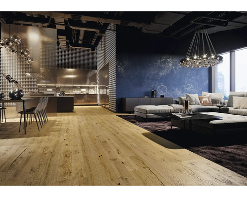 Modernes Wohnzimmer und Küche mit Holzfußboden in Eichenoptik, strukturierter blauer Wand, Industrie-Decke und offenem Design.