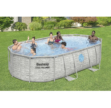 Heller Garten mit einem Bestway Steel Pro Max Rahmenpool in Steinoptik auf einem Rasen, mehrere Personen baden im Wasser.