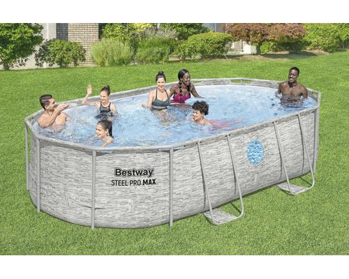 Heller Garten mit einem Bestway Steel Pro Max Rahmenpool in Steinoptik auf einem Rasen, mehrere Personen baden im Wasser.
