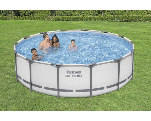 Runder Bestway Steel Pro MAX Frame Pool im Garten mit einer vierköpfigen Familie im Wasser auf einer Rasenfläche.
