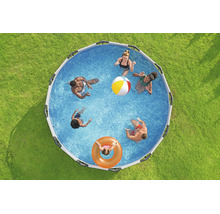 Runder Frame Pool im Garten mit spielenden Personen, Wasserball und Schwimmring, Draufsicht.